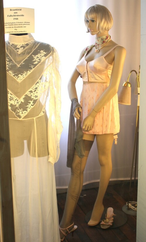 Kleid_Unterwasche_Dessous_Nylonstrumpfe_Mieder_50er_Jahre_Brautkleid_Fallschirmseide_Wiederaufbau_Wirtschaftswunder_Schramberg_Museum_Automuseum_2025_mai-2.jpg