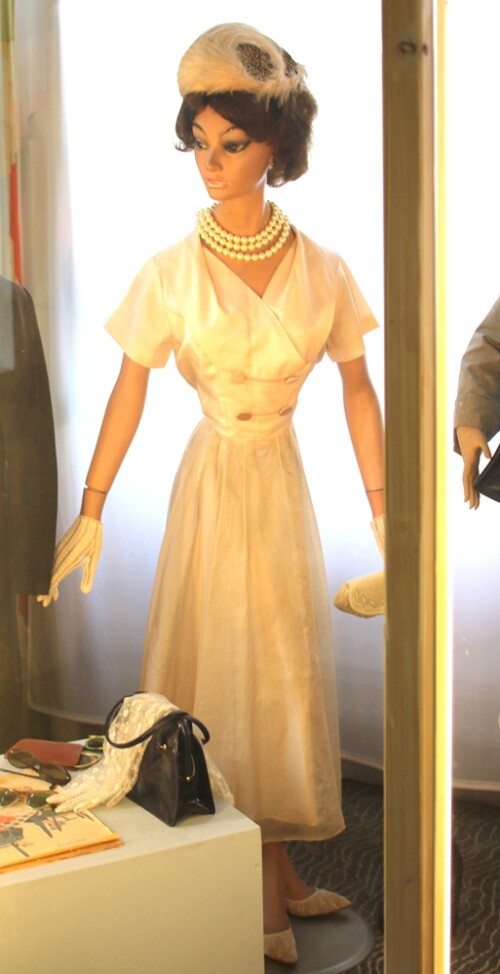 Kleid Unterwäsche Dessous Nylonstrümpfe Mieder 50er Jahre Mode Nachkriegsdeutschland Wiederaufbau Wi