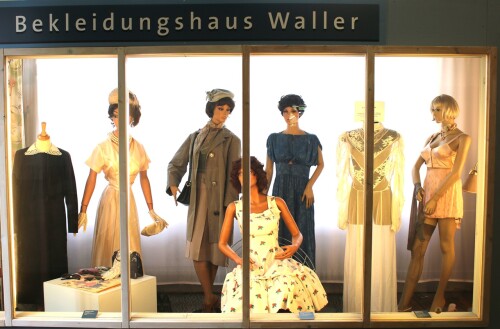 Kleid_a_Unterwasche_Dessous_Nylonstrumpfe_Mieder_50er_Jahre_Mode_Nachkriegsdeutschland_Wiederaufbau_Wirtschaftswunder_Schramberg_Museum_Automuseum_2025_mai.jpg