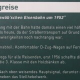 Touristik_Sonderzug_50er_Jahre_Bahnabteil_mit_Personen_Schwabsche_Eisenbahne_Schramberg_Museum-1