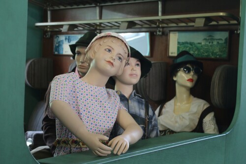 Touristik Sonderzug 50er Jahre Bahnabteil mit Personen Schwäbsche Eisenbahne Schramberg Museum (5)