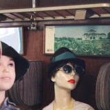 u_Sonnenbrille_Mode_50er_Jahre_Bahnabteil_mit_Personen_Schwabsche_Eisenbahne_Schramberg_Museum-1