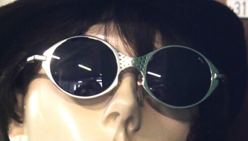 u Sonnenbrille Mode 50er Jahre Bahnabteil mit Personen Schwäbsche Eisenbahne Schramberg Museum (2)