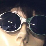 u_Sonnenbrille_Mode_50er_Jahre_Bahnabteil_mit_Personen_Schwabsche_Eisenbahne_Schramberg_Museum-2