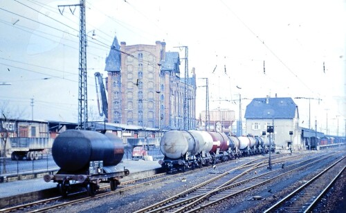 Bingen am Rhein Bahnhof 1966 Kesselwagen LKW Pritsche Anhänger Getreidespeicher alter