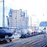 Bingen_am-Rhein_Bahnhof_1966_Kesselwagen_LKW_Pritsche_Anhanger_Getreidespeicher_alter