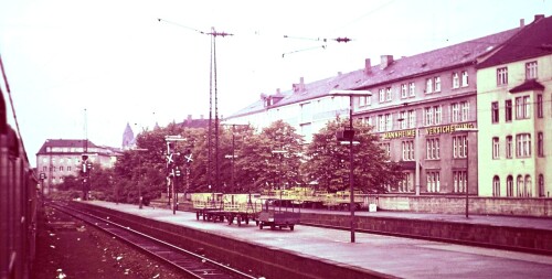 1967 Koblenz Bahnhof Bahnsteig Häuser Flügelsignal