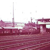 1967_Koblenz_Bahnhof_Stellwerk_Guterwagen_Guterzug