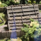 Jungsteinzeit_Langhaus_Siedlung_Dorf_Holzhutte_Ackerbau_Fischen_7000_Jahre_deutsche_Geschichte_Miniaturwunderland_Hamburg-1