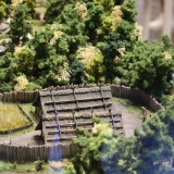 Jungsteinzeit_Langhaus_Siedlung_Dorf_Holzhutte_Ackerbau_Fischen_7000_Jahre_deutsche_Geschichte_Miniaturwunderland_Hamburg-4