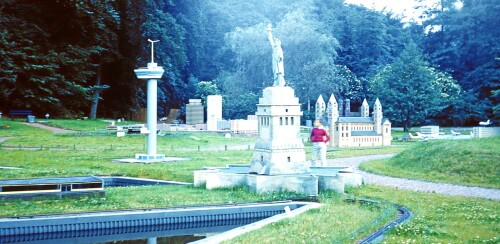 Saarbücken Europapark 1969 deutsch französische Freundschaft Freiheitsstatue Hochhäuser Flughafen Mo