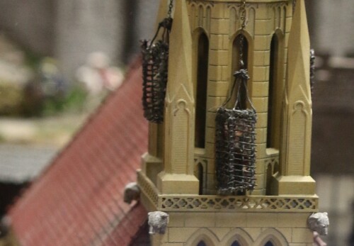cc_Kirche_Gehangte_Tote_im_Kafig_spates_Mittelalter_fruhe_Neuzeit_deutsche_Geschichte_anhand_einer_Stadt_Miniaturwunderland_Miwula_Hamburg_H0-2.jpg