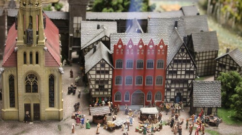 cf_Marktplatz_Gaukler_Handler_BauernKirche_Gehangte_Tote_im_Kafig_spates_Mittelalter_fruhe_Neuzeit_Miniaturwunderland_Miwula_Hamburg_H0-1.jpg