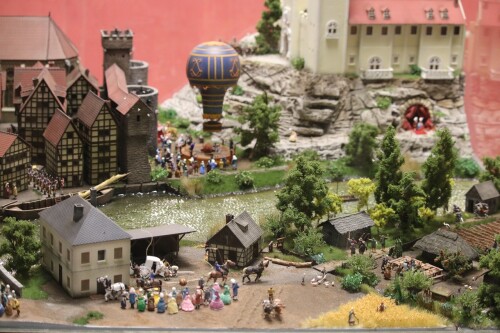 dc_Balon_erste_Ballon_Fahrt_Mongolfier_Barock_Zeitalter_deutsche_Geschichte_Miniaturwunderland_Hamburg_H0-2.jpg
