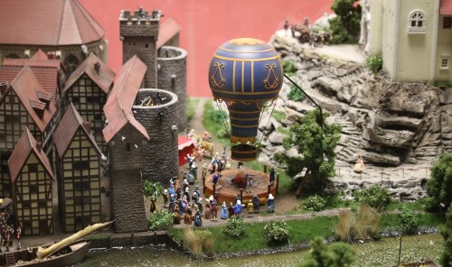 dc_Balon_erste_Ballon_Fahrt_Mongolfier_Barock_Zeitalter_deutsche_Geschichte_Miniaturwunderland_Hamburg_H0-3.jpg