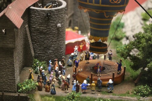 dc_Balon_erste_Ballon_Fahrt_Mongolfier_Barock_Zeitalter_deutsche_Geschichte_Miniaturwunderland_Hamburg_H0-4.jpg