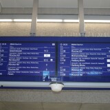 Augsburg_ZugzielanzeigeUnterfuhrung_zu_den_Gleisen_Empfangsgebaude_Hauptbahnhof_Hbf_Bahnhof_2025_Aug