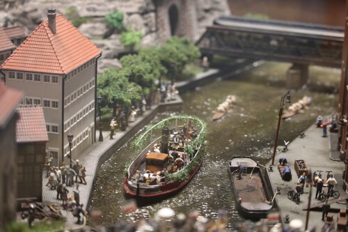 gf_1.-Weltkrieg_Weimarer_Republik_Stadttor_Fluss_Fahrt_Brucke_Ausflugsdampfer_deutsche_Geschichte_Miniaturwunderland-2.jpg