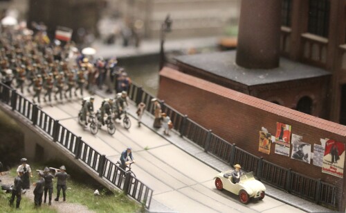 gh_Hanomag_Kommisbrot-1.-Weltkrieg_Weimarer_Republik_Stadttor_Fluss_Fahrt_Brucke_Ausflugsdampfer_deutsche_Geschichte_Miniaturwunderland.jpg
