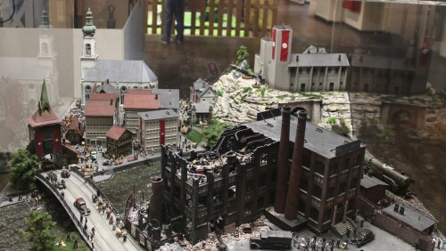 ha_Drittes_Deutsches_Reich_Nazi_deutsche_Geschichte_Miniaturwunderland_Diorama_Krieg_Zerstorung_H0-2.jpg
