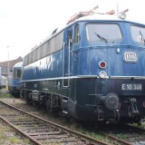 d_BR_112_E_10.12-stahl_blau_stromlinienverkleidet_DB_Museum_Koblenz-1