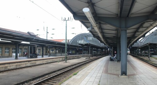 Karlsruhe Hbf Hauptbahnhof Bahnsteighalle d Bahnsteigdach (2)