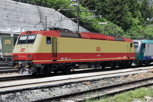 E_405_FS_BR_120_TEE_Italia_Trans_Europ_Express_IC_Lok_Intercity_rot_beige_Bahngarfield_Christian.jpg