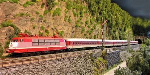 BR 103 Produktfarben orientrot ICIntercity DB St. Goar (1)