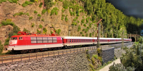 BR 103 Produktfarben orientrot ICIntercity DB St. Goar (2)