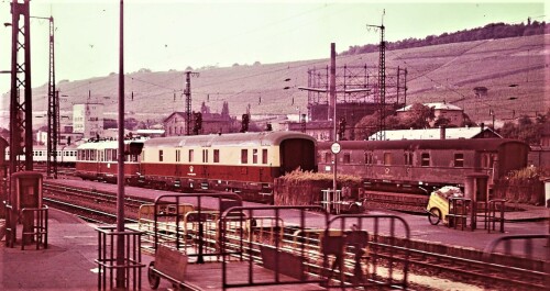 ET_91_BR_491_Glaserner_Zug_Wurzburg_Hbf_1966_Schurzenwagen_Postzugwagen-1.jpg