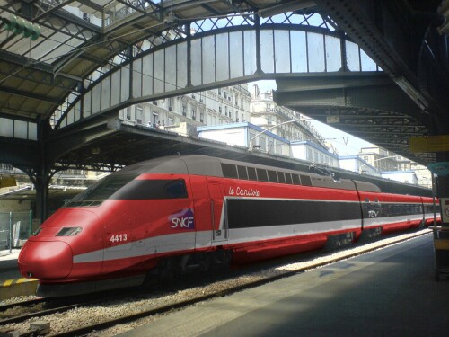 TGV_Designstudie_rot_Le_capitol_PSE_Design_SNCF_Roco_H0_bahngarfield_Christian-b.jpg