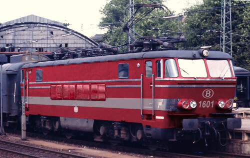 SNCB-Reihe_16_rot_belgische_Staatsbahn_SNCB_blau_bahngarfield_Christian-a.jpg