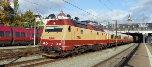 DSB_ME_1500_TEE_rot_elfenbein_IC_bahngarfield_Christian-a.jpg