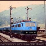 BR_111_IC_Karwendel_Express_E_44_04_Garmisch-Partenkirchen_Bahnhof_bayrisches_Flugelsignal_Landerbahn_Epoche_1_1983-1
