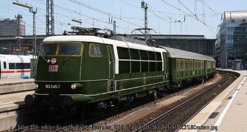 BR_103_245_Munchen_Hbf_DB_Epoche_2_Stil_koniglich_bayrische_staatsbahn.jpg
