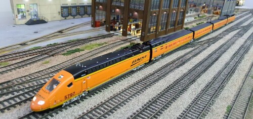 TGV_Amtrak_BNSF_orange_yellow_SNCF_High_speed_Train_AMTRAK_Bogdan_Bogdan-Krmelj_H0_scale_U.S-1.jpg