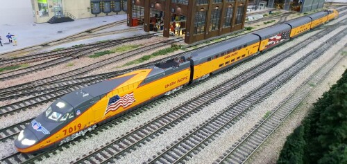 TGV_Union_Pacific_yellow_SNCF_High_speed_Train_AMTRAK_Bogdan_Bogdan-Krmelj_H0_schale_U.S-1.jpg