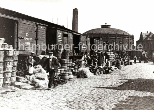 1900-Guterwaggons-aus-dem-der-polnischen-Stadt-Bromberg-stehen-auf-einem-Gleis-der-Hafenbahn-zwischen-den-Kaischuppen-des-Hubnerkais-vom-Grasbrookhafen-und-dem-Strandkai-der-Norderelbe.jpg
