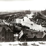 1905-Dicht-an-dicht-liegen-die-Frachtschiffe-und-Schuten-im-Sandtorhafen-am-Kaiserkai-und-Sandtorkai-auf-der-Strasse-fahren-leere-und-beladene-Pferdefuhrwerke
