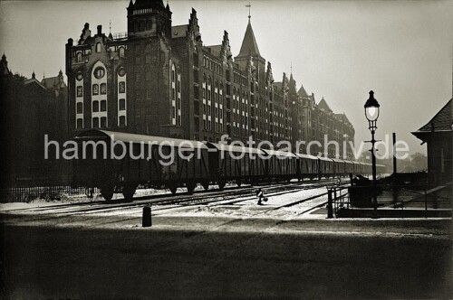 1950-Hamburger-Hafenbahn-langer-Guterzug-geschlossener-Waggons-Gleisanlagen-des-Brooktorkais.jpg