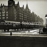 1950-Hamburger-Hafenbahn-langer-Guterzug-geschlossener-Waggons-Gleisanlagen-des-Brooktorkais