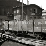 1959-1930-Arbeiter-zieht-mit-Hilfe-eines-Einachsschleppers-einen-Guterwaggon-einer-Drehscheibe-am-Strandkai-bei-den-Gaswerken