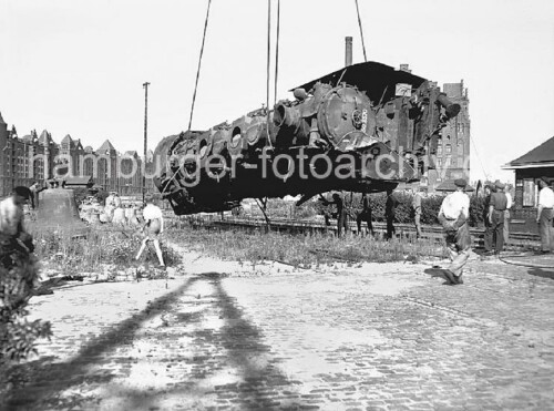 BR_03_01_entgleist_Bombe_Hamburger_HAfen_Hafenbahn_1948_Sandtorkai_Bergung.jpg