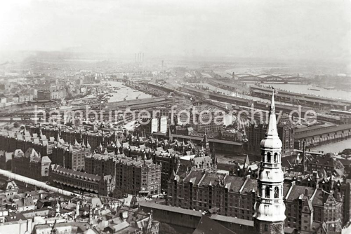 Hamburger_Speicherstadt_Michel_Venloer_Bahnhof_Hafenbahn_Luftbild_historisch-1.png