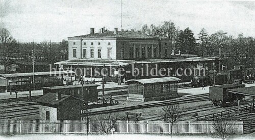 1890_Ludwiglust_Bahnhof_Mecklenburg_Vorpommern_Bahnsteig_Empfangsgebaude.jpg