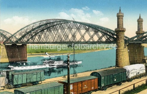 1890_Riesa_Eisenbahnbrucke_Hafen_Hafenbahn_Gleise_Guterwagen_Schiff_Kai.jpg