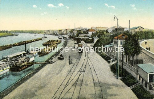 1890_Riesa_Hafen_Hafenbahn_Gleise_Guterwagen_Schiff_Umschlag.jpg