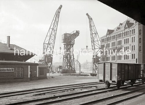 1930_Hamburger_HAfen_Hafenbahn_Portalkran_Guterwagen.jpg