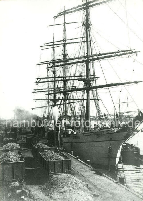 1930_Rangiergleise_Hafenbahn_Kohlenwagen_Kirchenpauerkai_Hamburger_Hafen_-Viermastbark_Andorinha_mit_Kohle.jpg