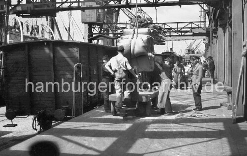 1948_Hamburger_HAfen_Hafenbahn_Frachter_Roshafen.jpg